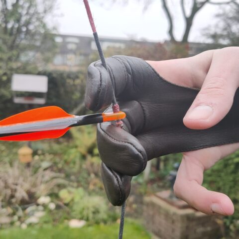 How to hold the bowstring